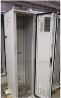 Шкаф газовый баллонный для 3х баллонов 40-50л., неутеплённый, с окном, на цоколе, с пандусом, без патрубка для вентиляции, с ложементами, RAL7035 разм. 2000х1000х500мм;  сталь СТ3 1,5-2мм IP54.